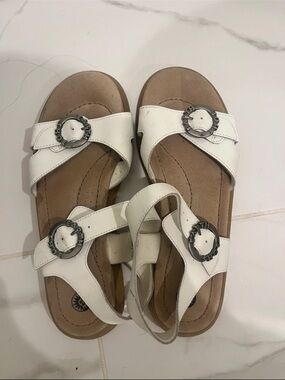 Earth Shoe Minnow 2 White Double buckle Women Sandal Size 10